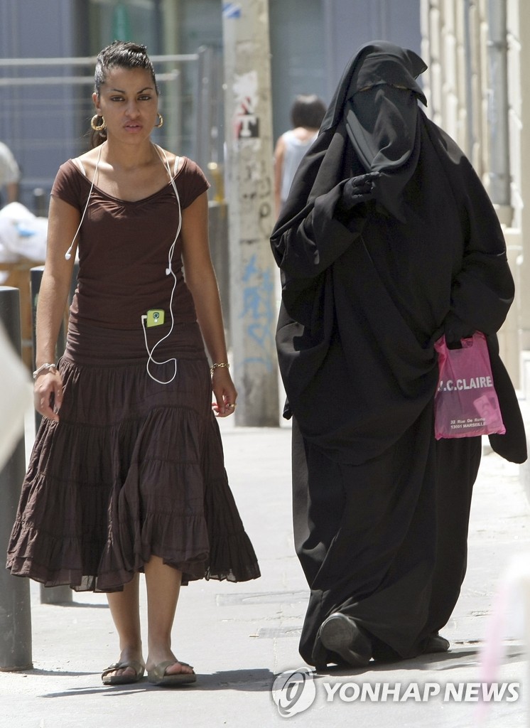 이슬람 복장을 한 여성(오른쪽) (AP=연합뉴스, 자료사진)