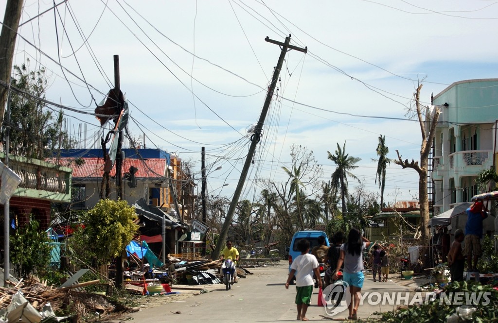 필리핀 중남부 지역을 강타한 슈퍼 태풍 '하이옌'(Haiyen)으로 사망자가 1만명에 육박할 것으로 전해졌다. (AP=연합뉴스)