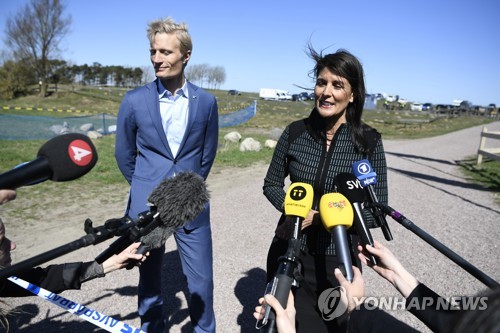 유엔 안보리 모임을 위해 스웨덴 찾은 니키 헤일리(오른쪽) 유엔 주재 미국대사