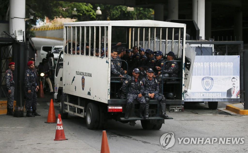 ë² ë¤ììë¼ ìë ì¹´ë¼ì¹´ì¤ì ìë ìë¦¬ì½ì´ë° êµëìë¡ ë¤ì´ê°ë ê²½ì°°ë¤ [AP=ì°í©ë´ì¤] 