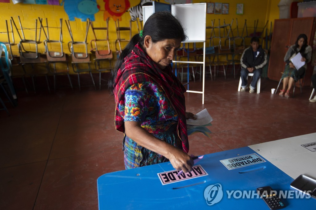 대선 투표하는 과테말라 원주민 여성 [AP=연합뉴스]
