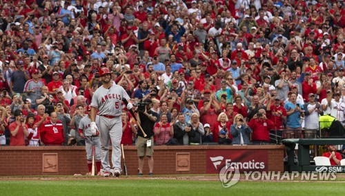 MLB 푸홀스, 8년 만의 '친정 나들이'…관중들 감동의 기립박수