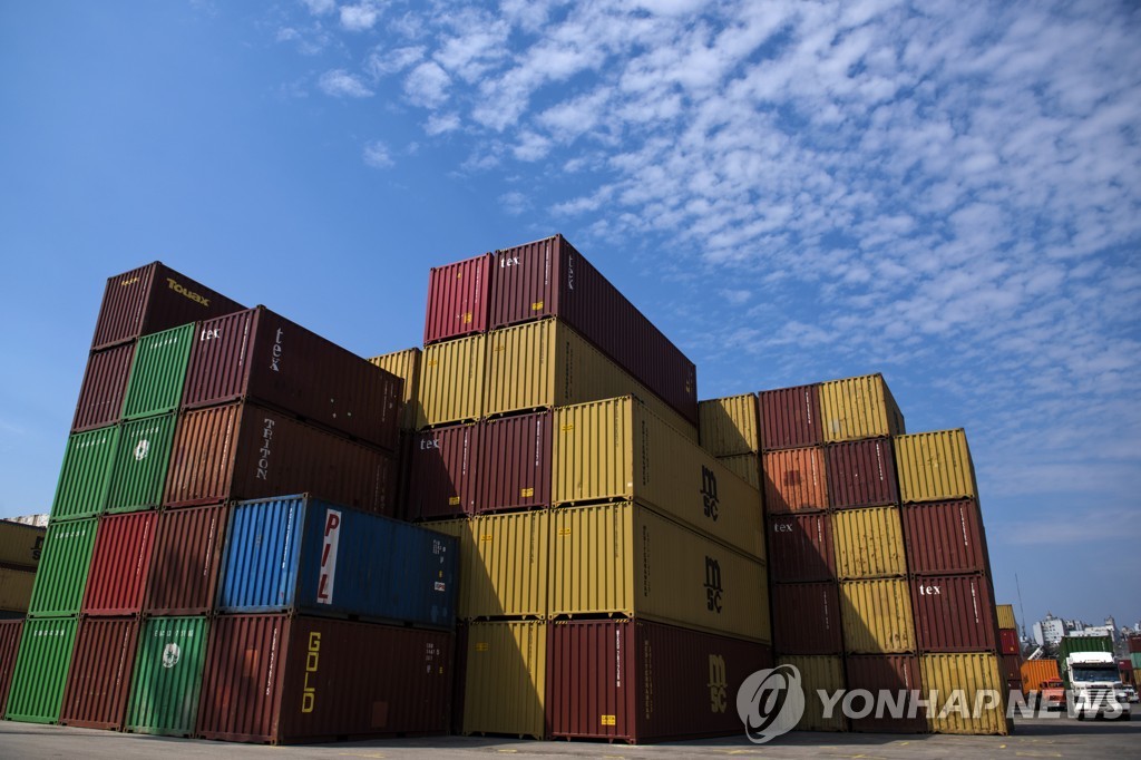 몬테비데오 항구에 쌓인 컨테이너