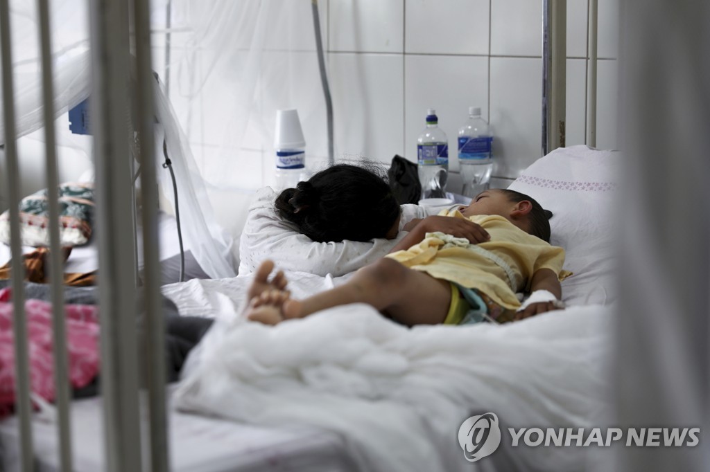 지난 8월 20일(현지시간) 온두라스 수도 테구시갈파의 한 병원에서 뎅기열 환자가 병상에 누워 있다. [AP=연합뉴스 자료사진]