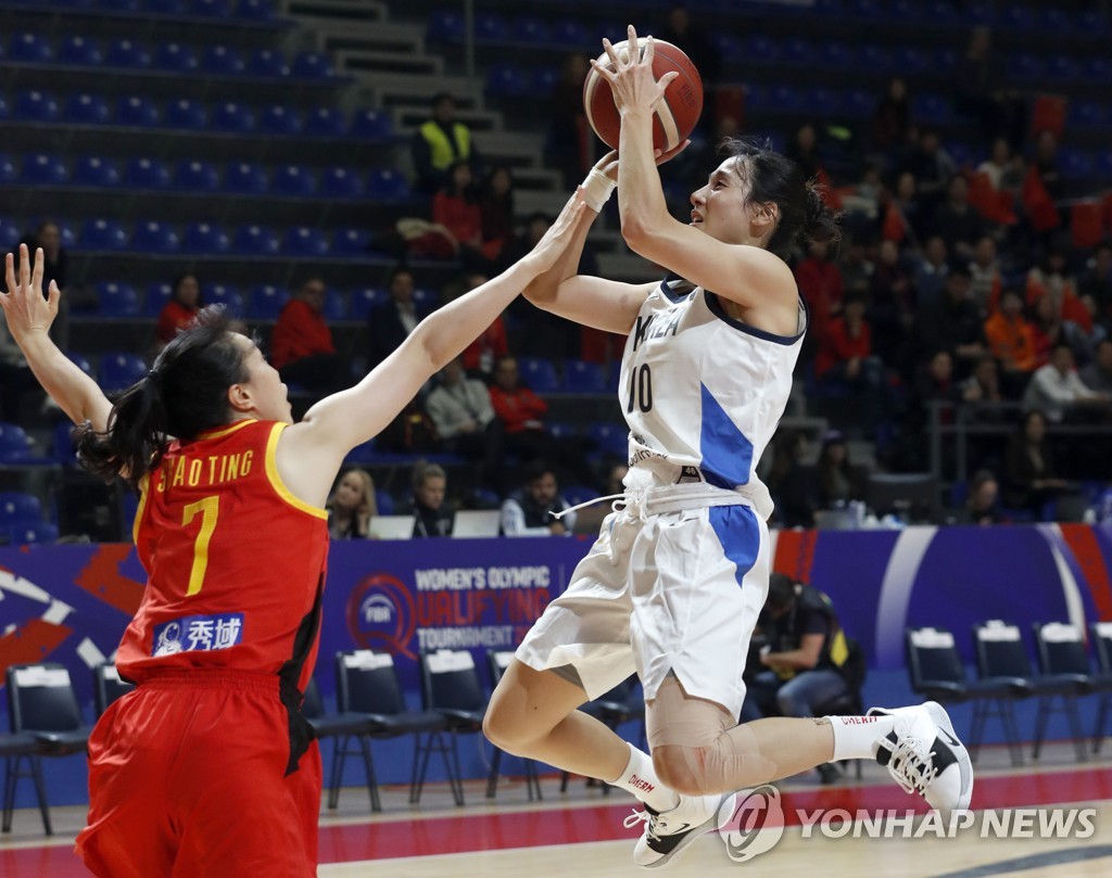 In this Associated Press photo, Kim Dan-bi of South Korea (R) takes a shot over Shao Ting of China during their women's Olympic basketball qualifying game at Aleksandar Nikolic Hall in Belgrade on Feb. 9, 2020. (Yonhap)