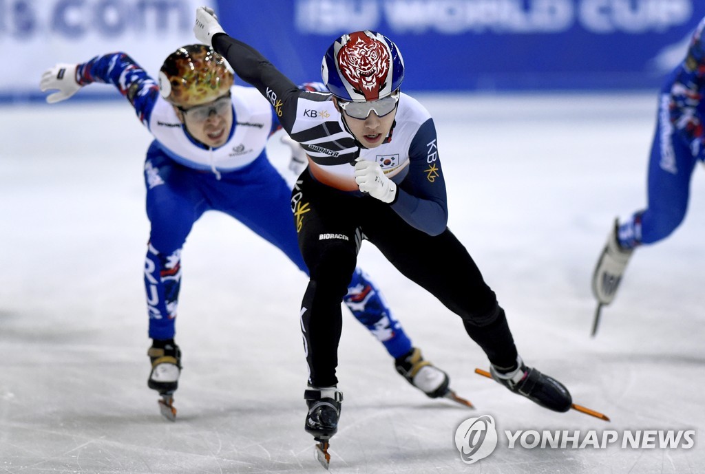 In this Associated Press file photo from Feb. 9, 2020, Park Ji-won of South Korea (C) competes in the men's 1,500-meter final at the International Skating Union (ISU) World Cup Short Track Speed Skating World Cup in Dresden, Germany. (Yonhap)