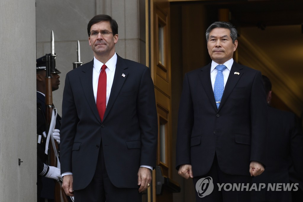 This AP photo shows South Korean Defense Minister Jeong Kyeong-doo (R) and U.S. Secretary of Defense Mark Esper at the Pentagon in Washington on Feb. 24, 2020. (Yonhap)
