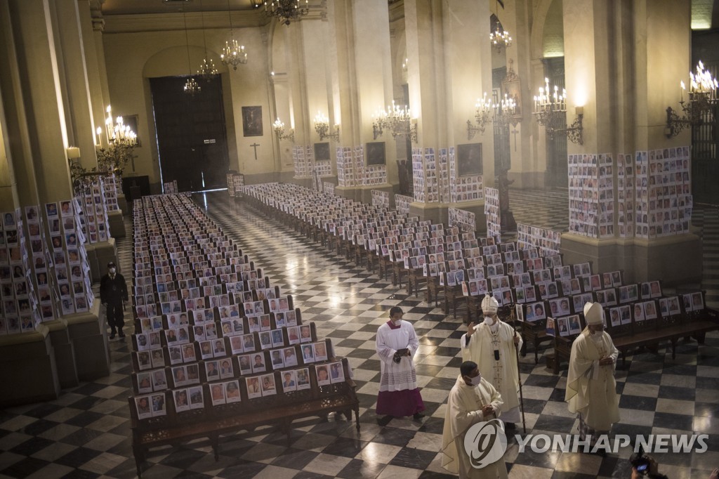 코로나19 사망자 사진으로 가득 찬 페루 리마 대성당