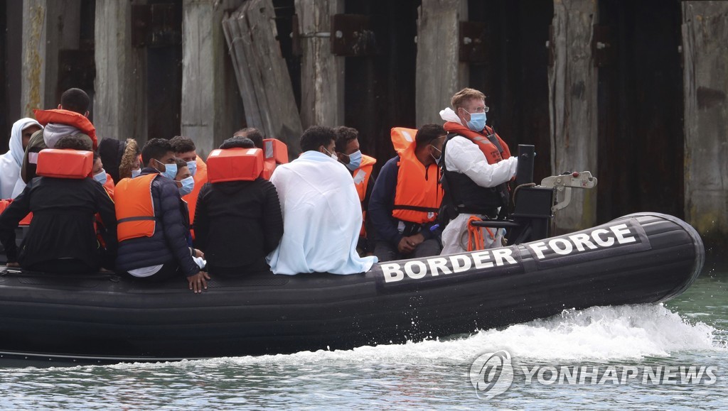 영불해협 밀입국자들을 적발한 영국 국경관리대 AP=연합뉴스]