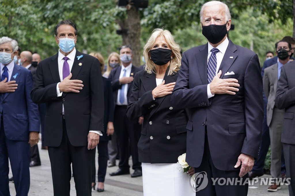 마스크 쓰고 추모식 참석한 조 바이든 민주당 대선후보(맨 오른쪽)와 앤드루 쿠오모 뉴욕주지사(왼쪽 두번째)