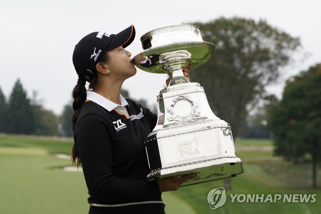 In this Associated Press photo, Kim Sei-young of South Korea kisses the trophy after winning the KPMG Women's PGA Championship at Aronimink Golf Club in Newtown Square, Pennsylvania, on Oct. 11, 2020. (Yonhap)