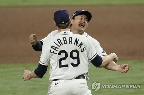 Angels show faith in S. Korean first baseman Choi Ji-man