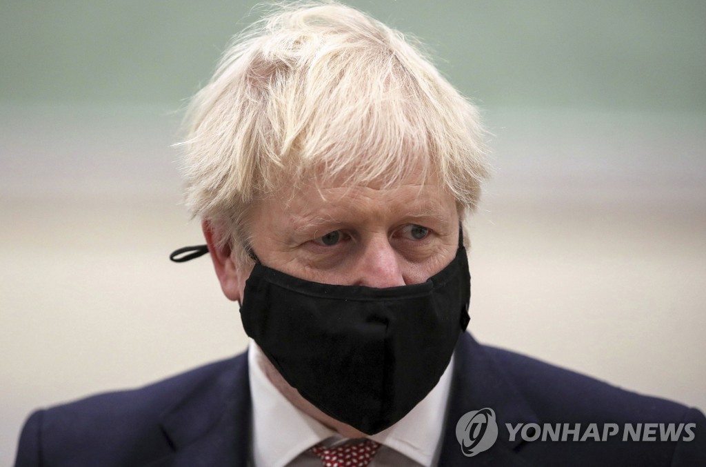 마스크를 착용한 보리스 존슨 영국 총리의 모습[AP=연합뉴스 자료사진]
