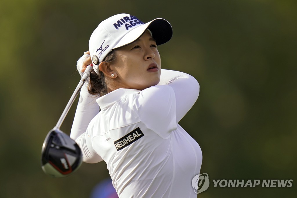 In this Associated Press file photo from Nov. 22, 2020, Kim Sei-young of South Korea tees off on the 16th hole during the final round of the Pelican Women's Championship at Pelican Golf Club in Belleair, Florida. (Yonhap)