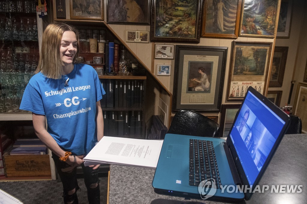 인권단체 ACLU와 영상통화 중인 브랜디 레비