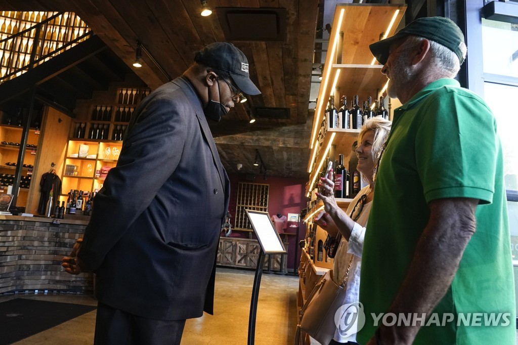뉴욕시 와이너리에 입장하는 고객의 백신 증명서를 확인하는 보안요원