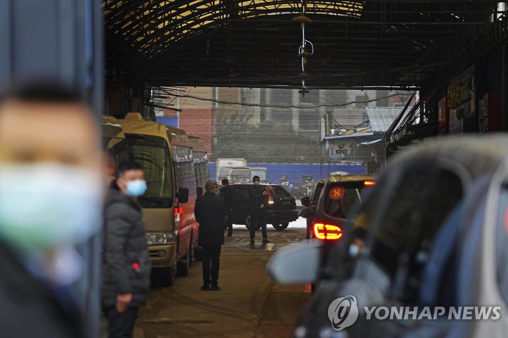 1월31일 WHO 1차 조사팀을 태운 차량이 중국 우한시 수산물시장으로 들어가는 장면