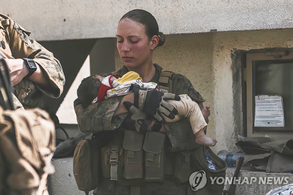 아프간 아기 돌보던 미 여성 해병도 전사 부부 해병대원 연합뉴스