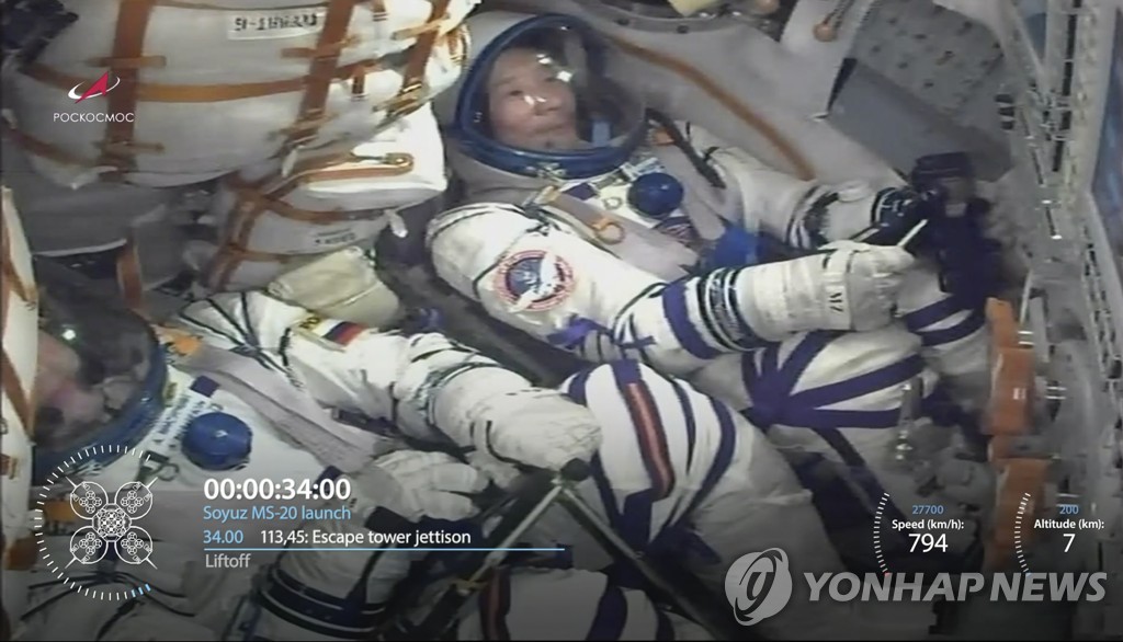 ′첫 우주특파원·日 민간관광객′…러 소유스 우주선 ISS로 발사