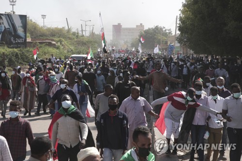민중봉기 3주년 수단서 대규모 반군부 시위…수십만 거리로