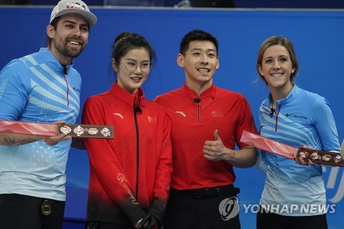 [올림픽] '정치는 잊어라!'…중국 컬링 대표팀, 미국 선수에 핀 선물