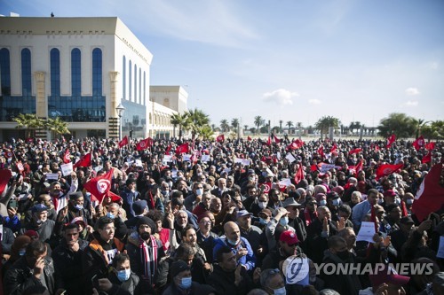 '아랍의봄 발원' 튀니지 대통령의 사법부 장악에 대규모 시위
