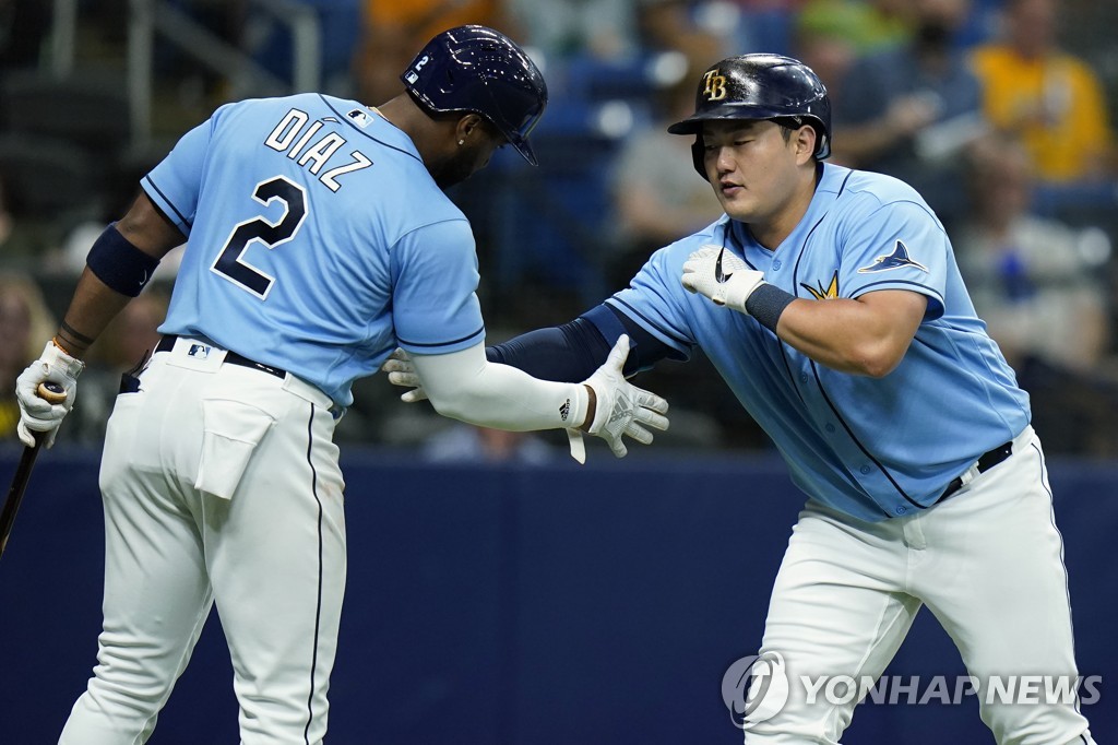 In this Associated Press photo, Choi Ji-man of the Tampa Bay Rays (R) is congratulated by teammate Yandy Diaz after hitting a solo home run off Oakland Athletics starter Frankie Montas during the bottom of the fourth inning of a Major League Baseball regular season game at Tropicana Field in St. Petersburg, Florida, on April 13, 2022. (Yonhap)