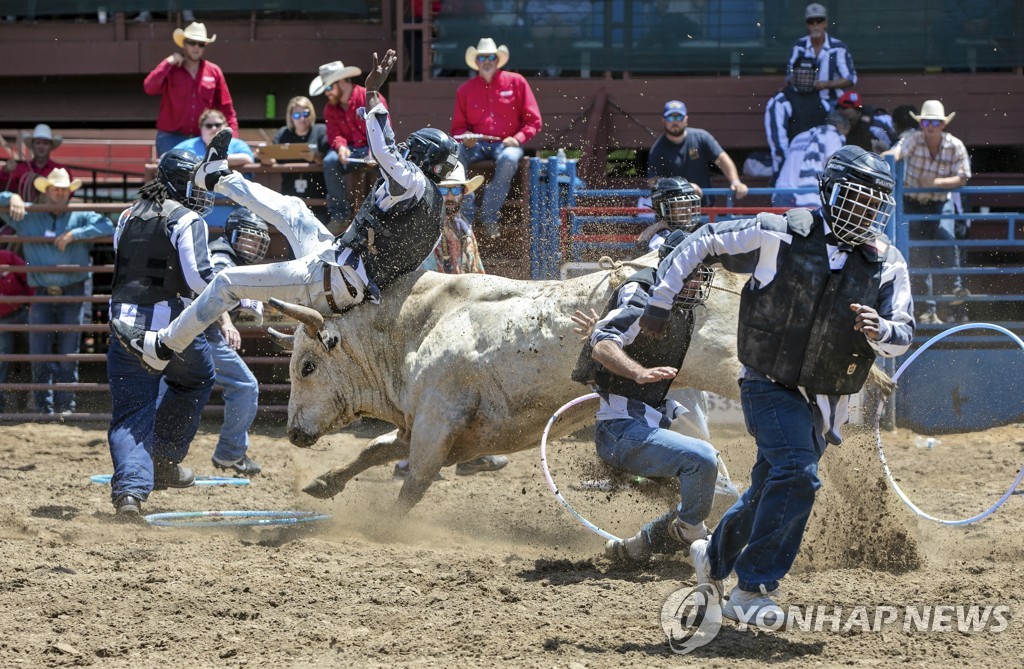 ′스릴만점′…미국 교도소에서 열린 로데오 경기 | 연합뉴스