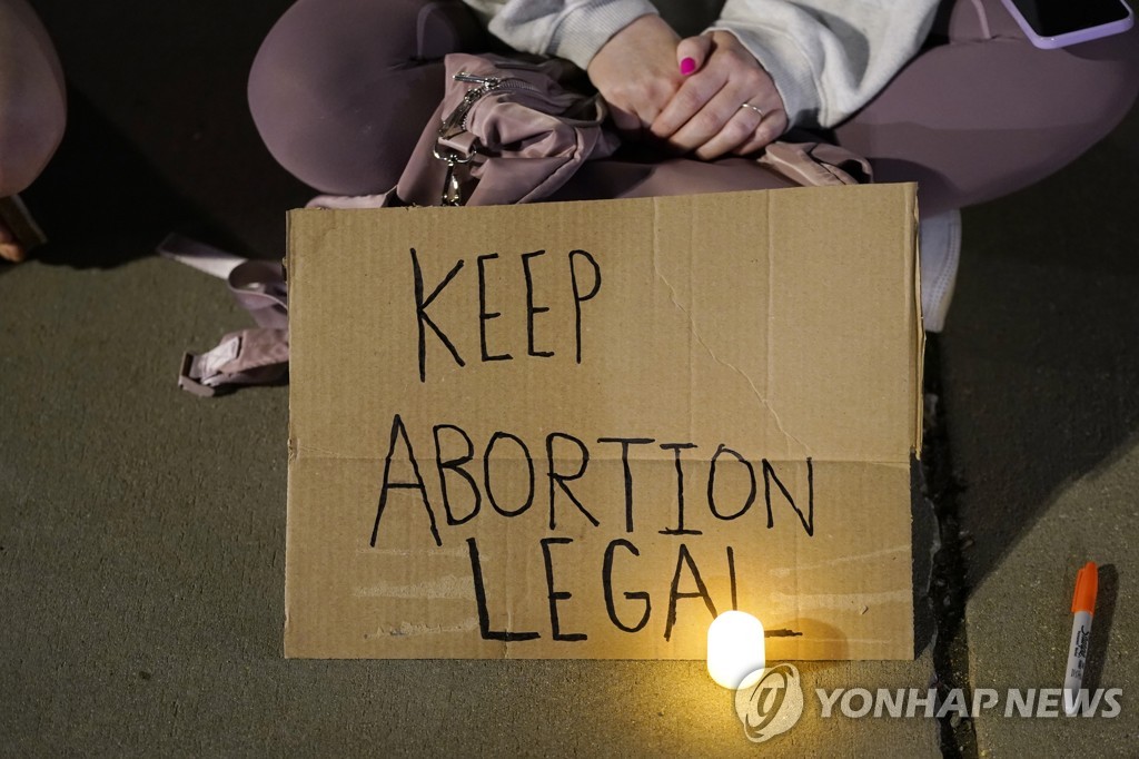 '낙태 합법화 유지' 유출된 대법원 초안에 항의하는 시위대