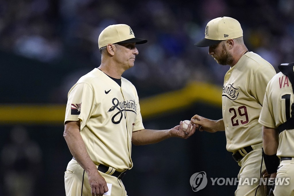 완투에 아웃 카운트 1개를 남기고 마운드에서 내려가는 켈리