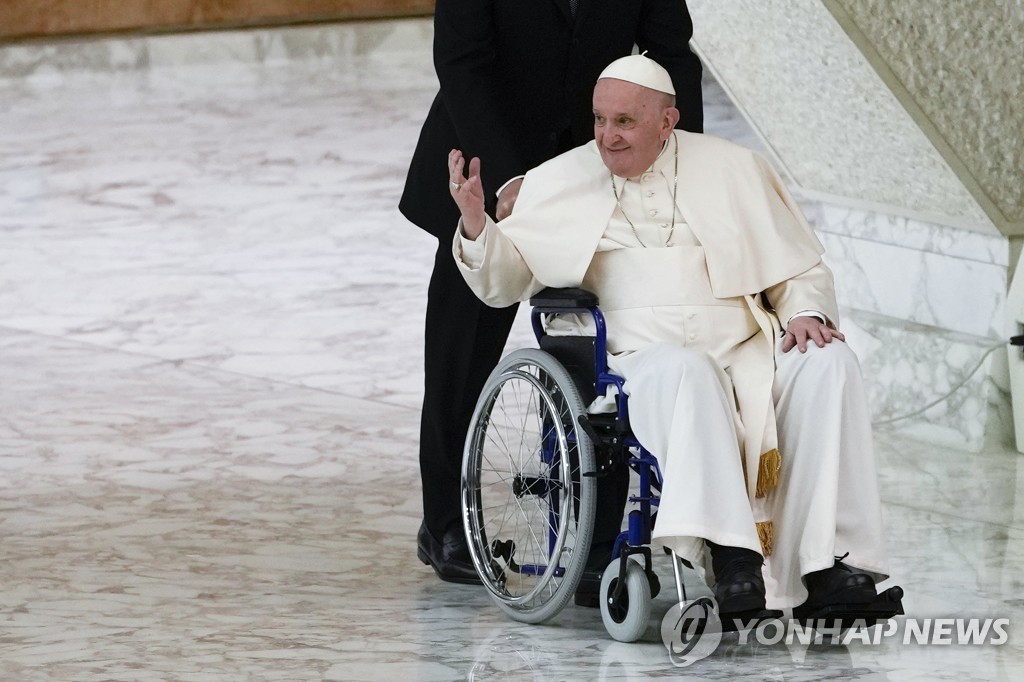 휠체어 탄 프란치스코 교황 