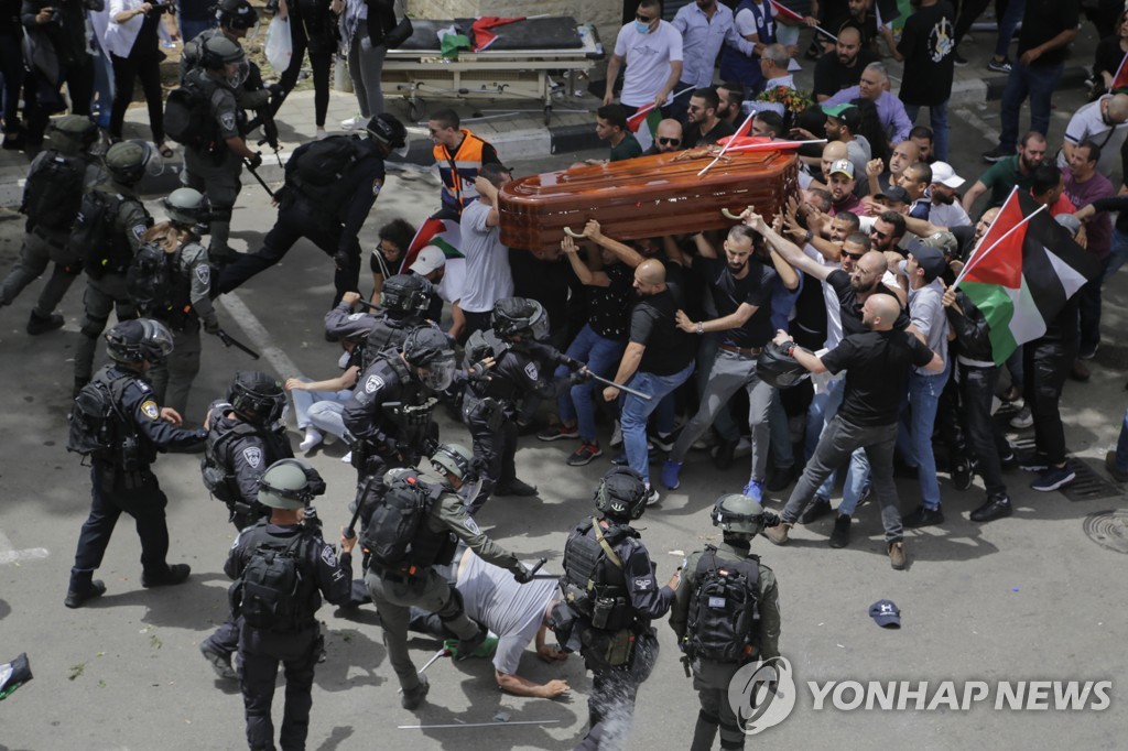 알자지라 기자의 운구 행렬을 물리적으로 진압하는 이스라엘 경찰 