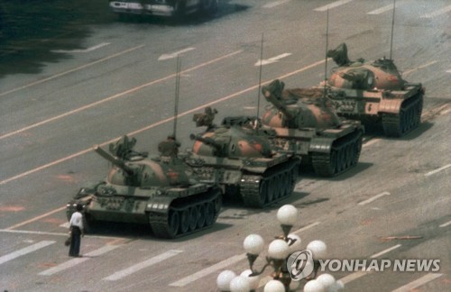 1989년 中톈안먼 민주화 시위 진압하는 탱크를 막아선 남성