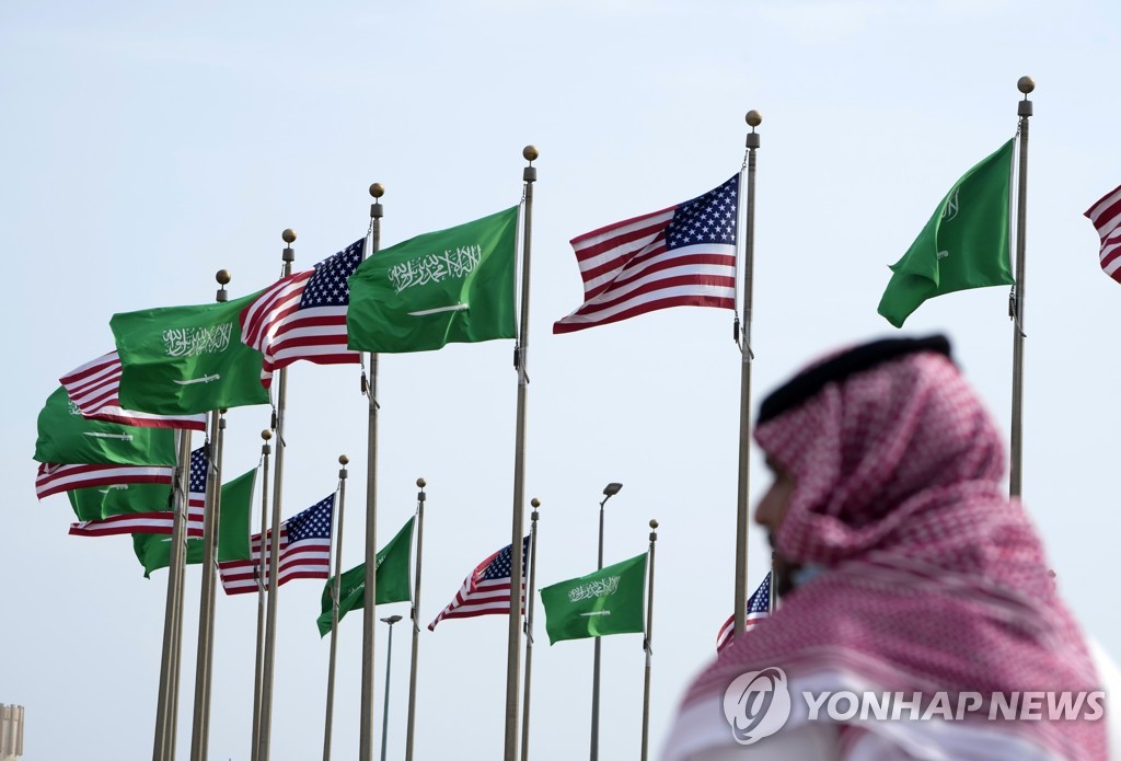 사우디 제다 거리에 걸린 미국과 사우디 국기