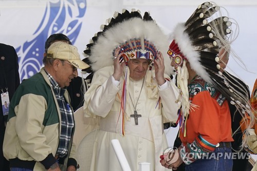 "교황에 인디언 권위의 상징을?" 캐나다 원주민사회 '시끌'