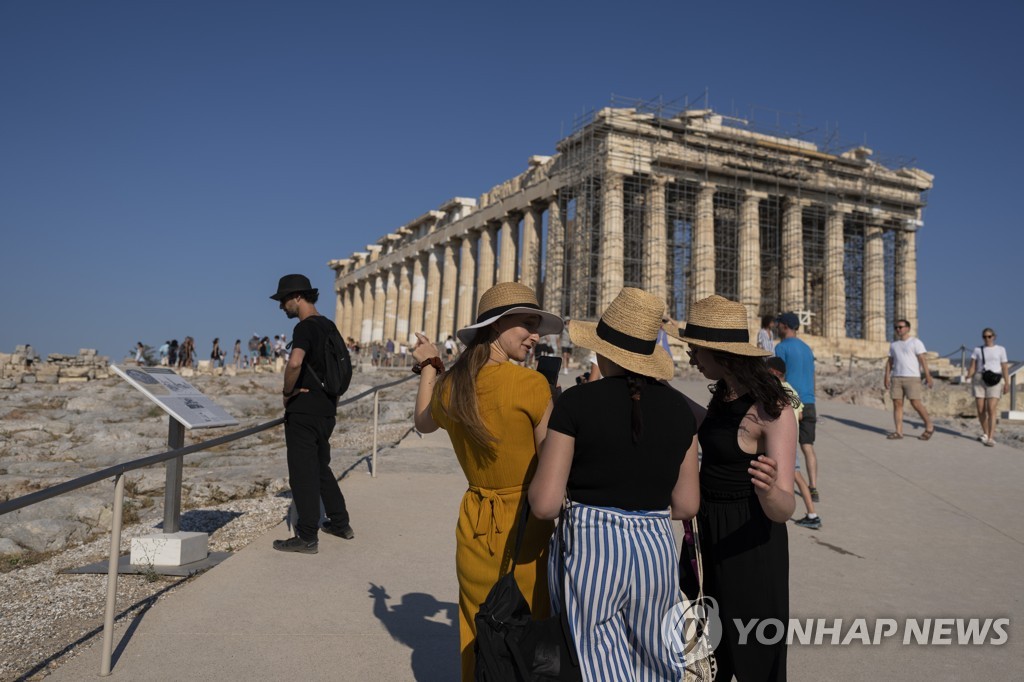 지난달 그리스 아테네에 있는 파르테논 신전을 찾은 관광객