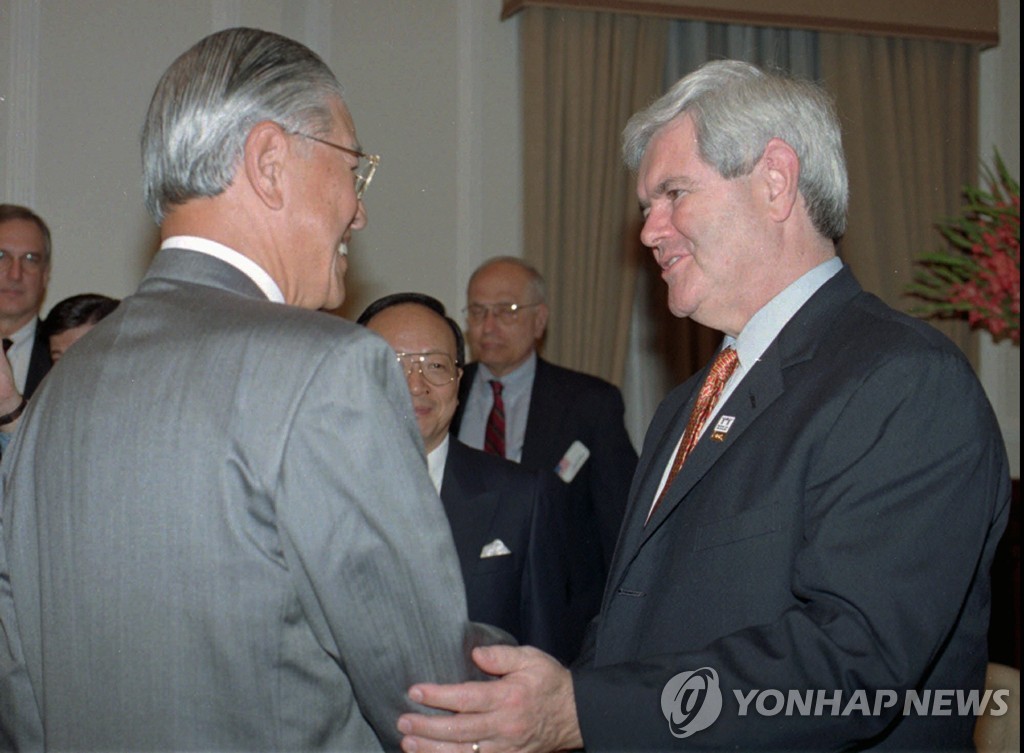 (AP=연합뉴스) 1997년 4월 뉴트 깅그리치 미국 하원의장이 대만에서 리덩후이 대만 총통을 만난 모습. [연합뉴스 자료사진] 2022.8.4.