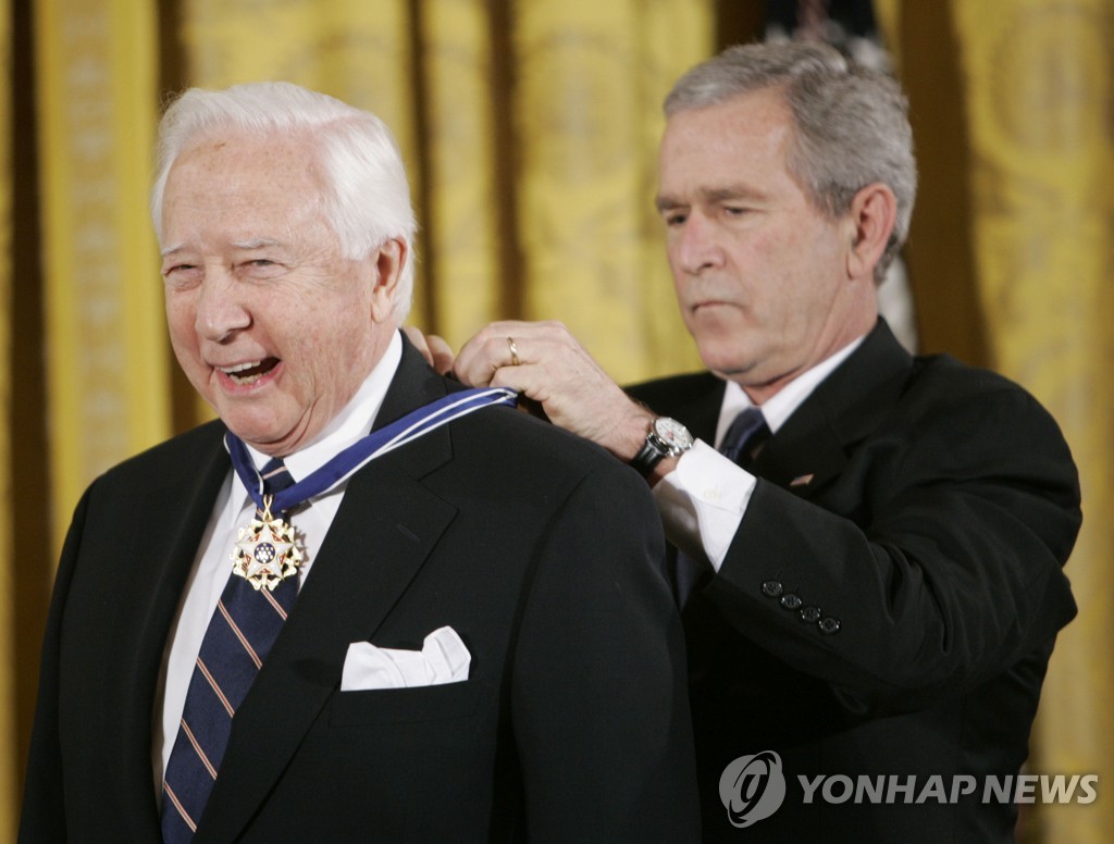 2006년 12월 조지 W. 부시 전 대통령으로부터 '자유의 메달' 받고 있는 역사학자 데이비드 매컬러프