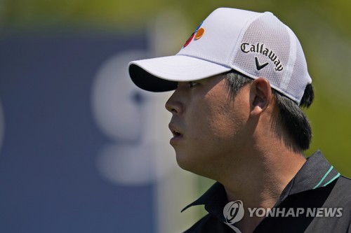 In this Associated Press file photo from Aug. 19, 2022, Kim Si-woo of South Korea walks off the ninth tee during the second round of the BMW Championship at Wilmington Country Club in Wilmington, Delaware. (Yonhap)