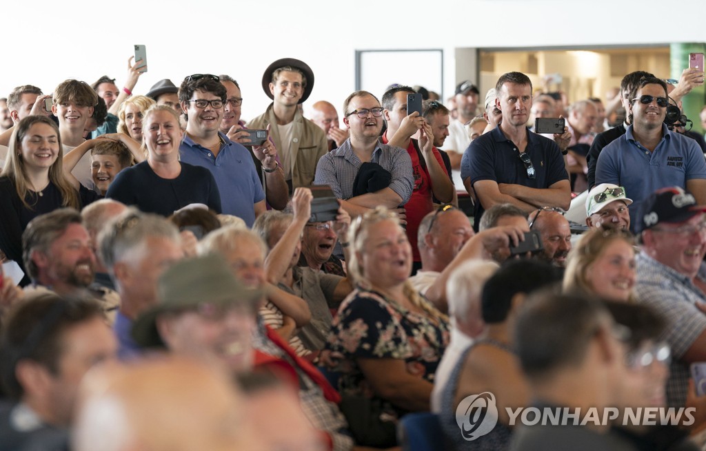 뜨거운 경매 열기
