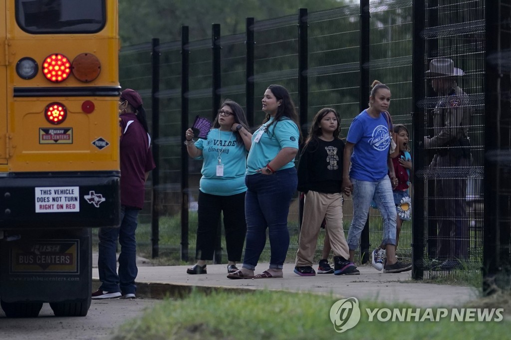 미국 텍사스주에서 초등학생과 학부모들이 스쿨버스를 타고 등교하는 모습 [AP 연합뉴스 자료사진. 재판매 및 DB 금지]