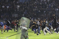 인도네시아 축구장서 팬들 난동…인파 깔리며 최소 129명 사망