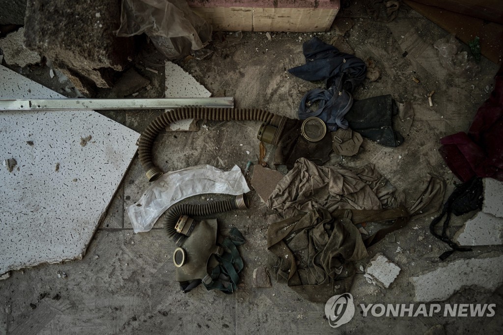 지난달 우크라이나가 탈환한 러시아 점령지 하르키우 이지움에서 발견된 방독면