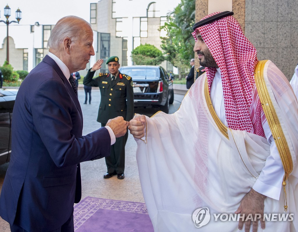 인사하는 조 바이든 미국 대통령과 무함마드 빈 실만 사우디아라비아 왕세자