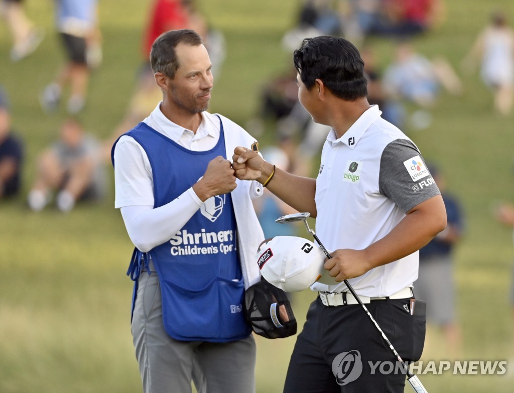 PGA투어 슈라이너스 칠드런스 오픈 우승을 확정하고 캐디(왼쪽)와 기쁨을 나누는 김주형