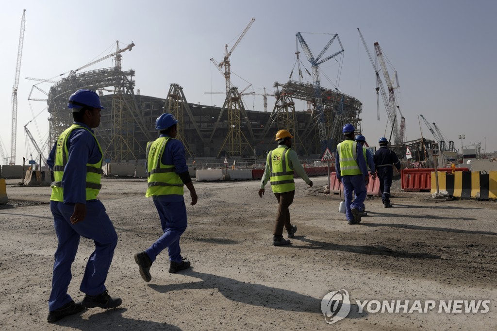 카타르 최대 규모의 경기장 '루사일 스타디움'과 노동자들