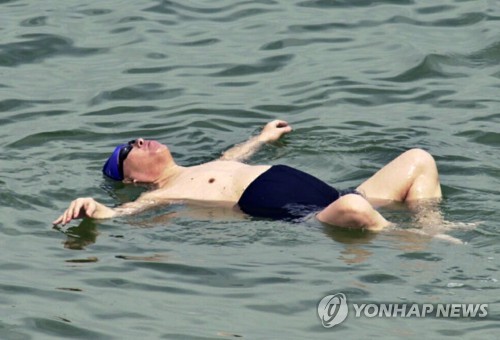 (AP=연합뉴스) 2000년 4월 14일 장쩌민 당시 중국 국가주석이 사해에서 수영하는 모습. [연합뉴스 자료사진. 재판매 및 DB 금지]