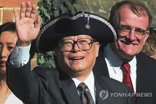 (AP=연합뉴스) 1997년 10월 장쩌민 당시 중국 국가주석이 미국 버지니아주를 방문했을 때의 모습. [연합뉴스 자료사진. 재판매 및 DB 금지]