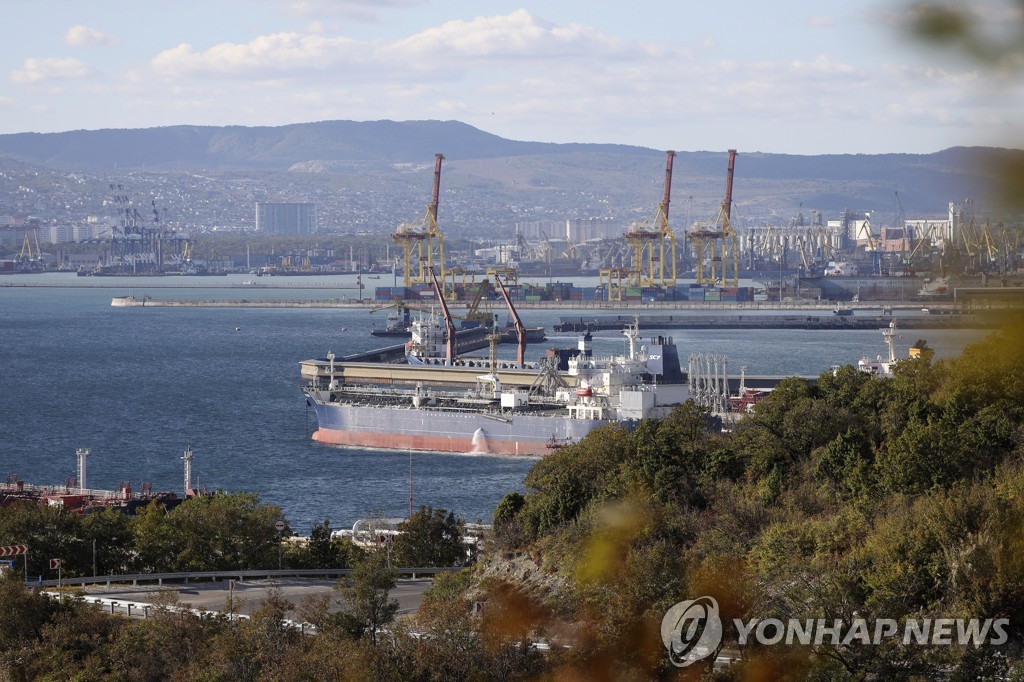 흑해 항만에 정박 중인 러시아 유조선