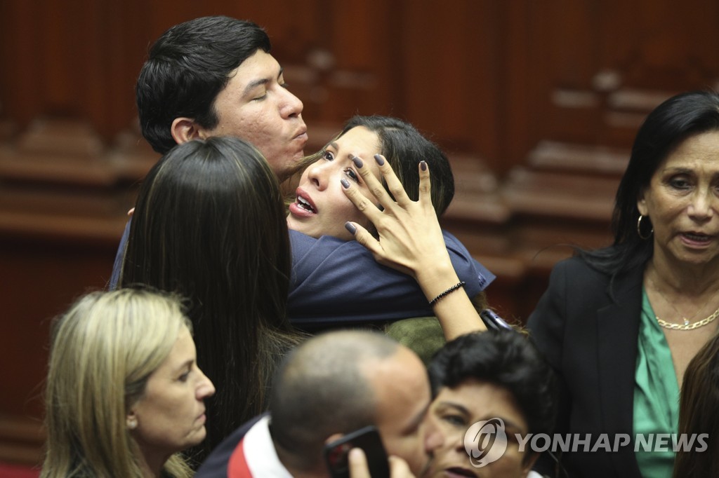 '카스티요 탄핵' 자축하는 페루 의원들